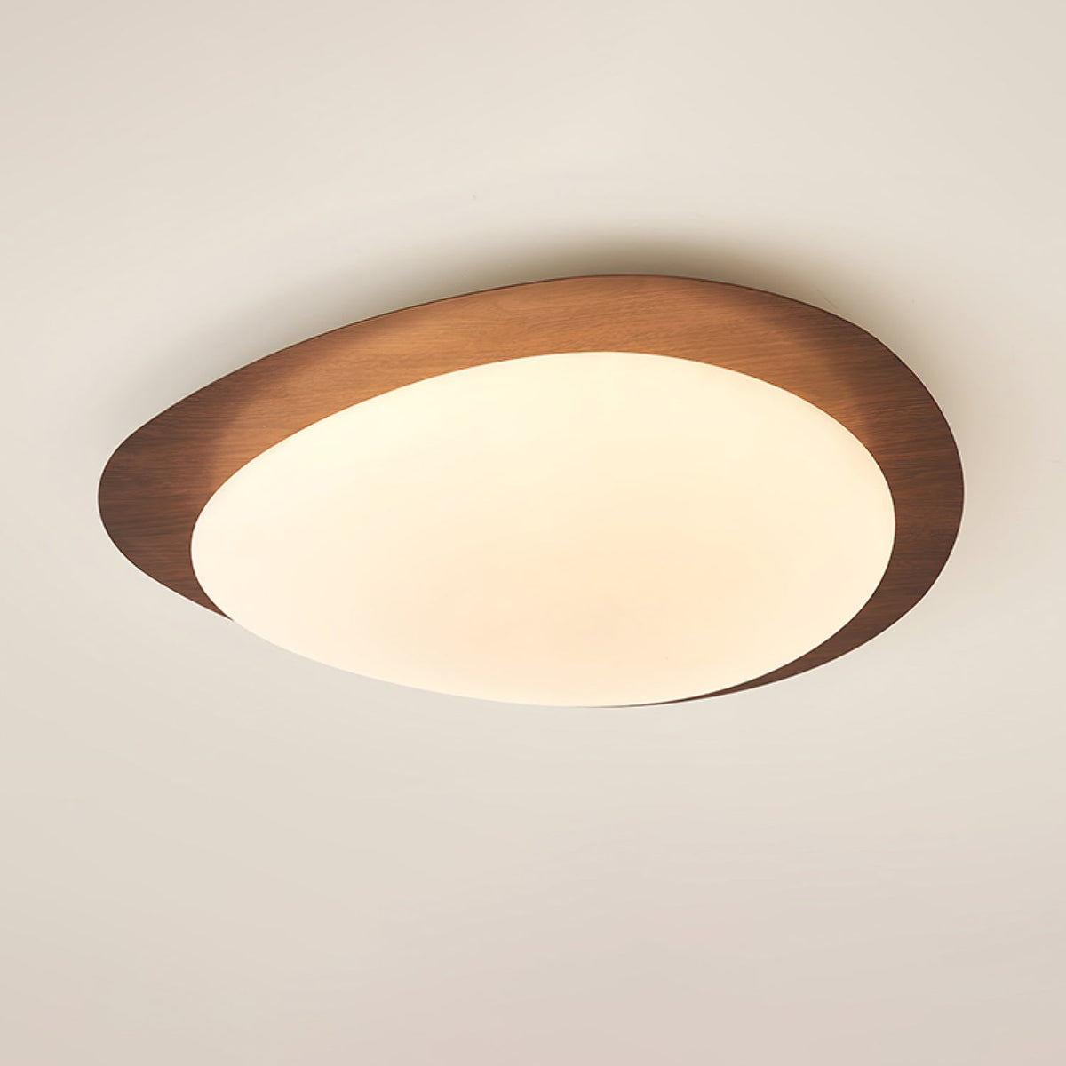 Sylenia lámpara de techo Pebble en nogal con acabado de grano de madera y pantalla de acrílico LED