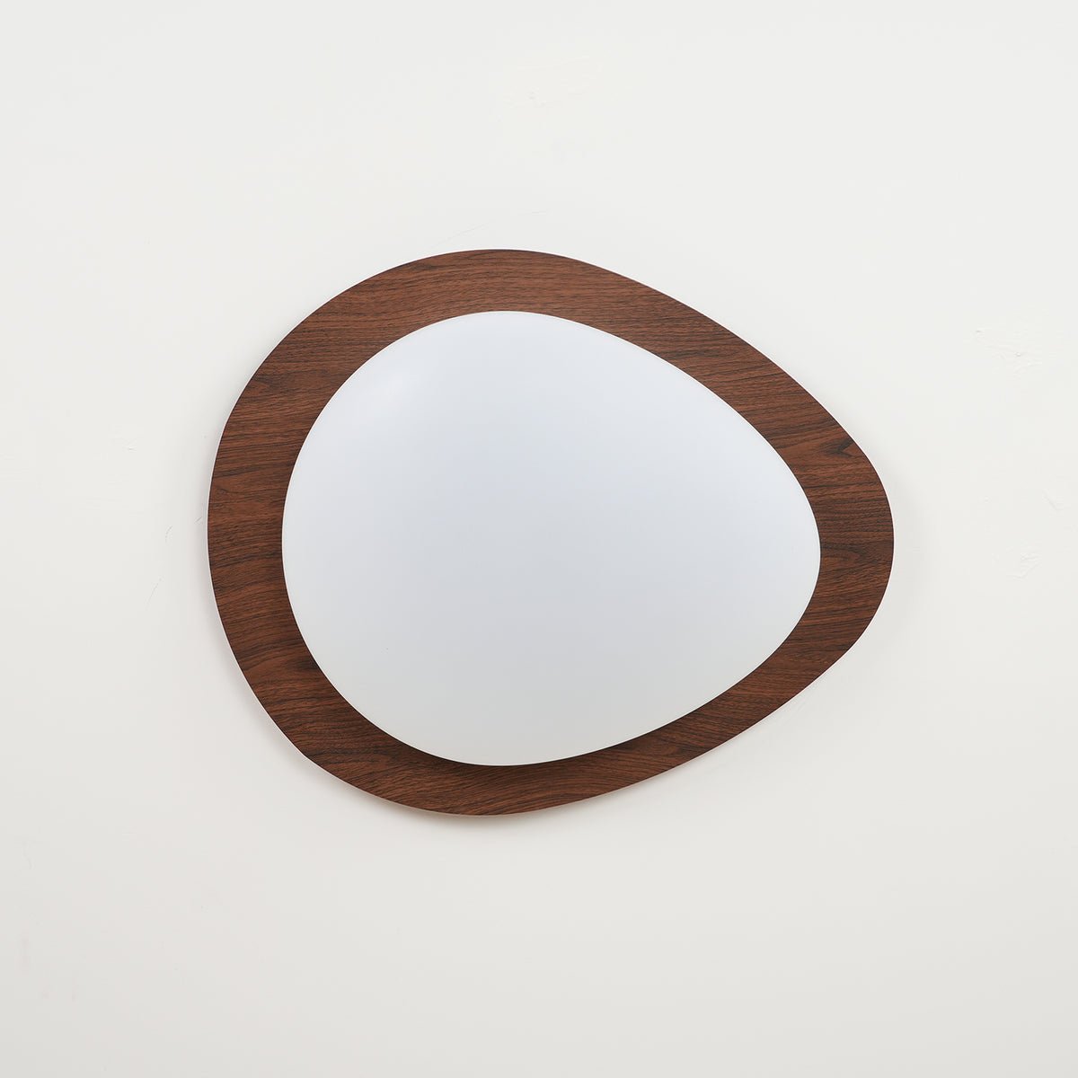 Sylenia lámpara de techo Pebble en nogal con acabado de grano de madera y pantalla de acrílico LED