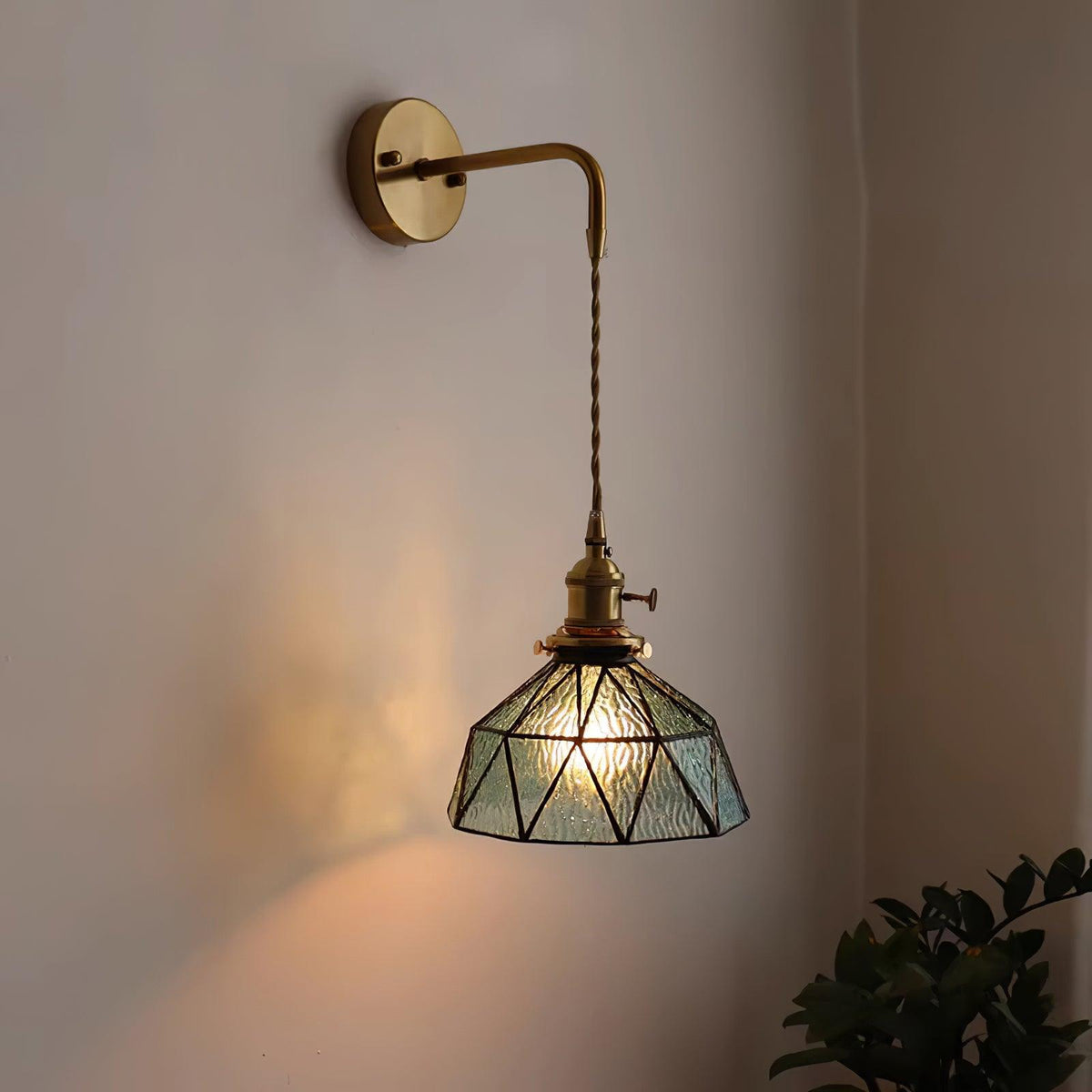 Lámpara de Pared Geométrica con Pantalla de Vidrio Templado, Brazo de Latón Vintage y Estilo Pastoral