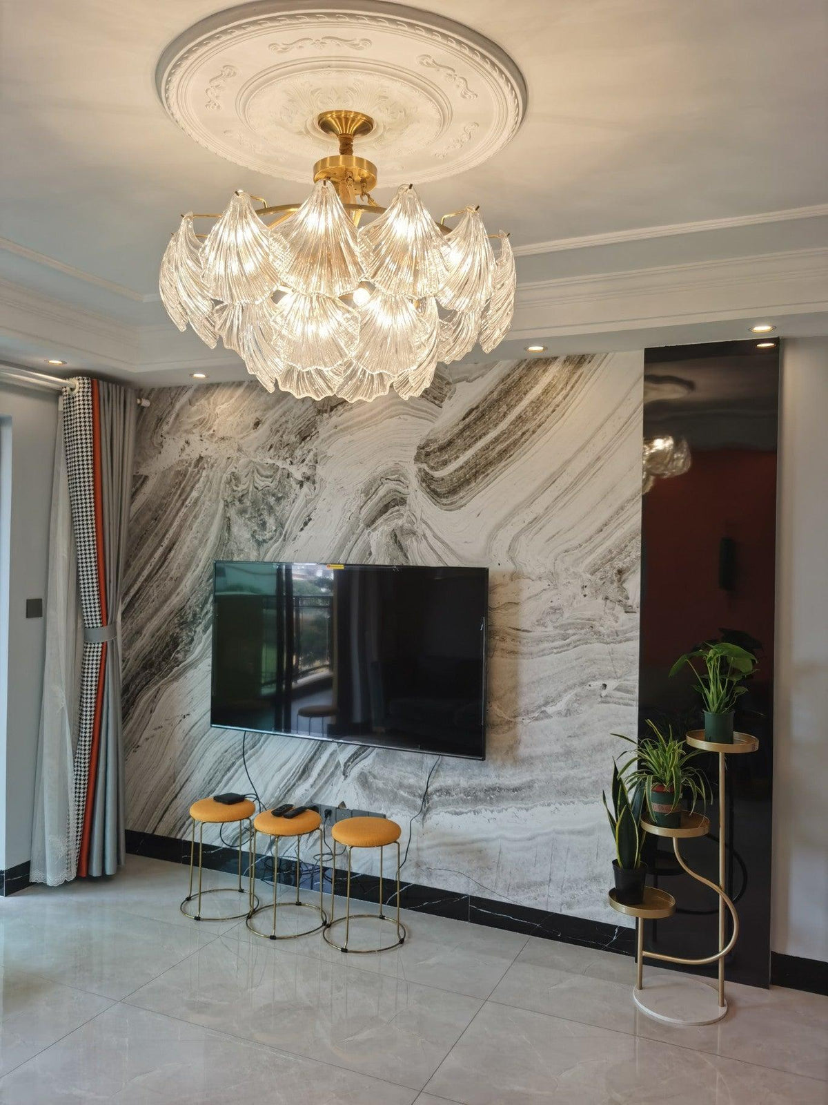 Veluaya lámpara de techo con caparazón ribeteado en vidrio y acabado dorado