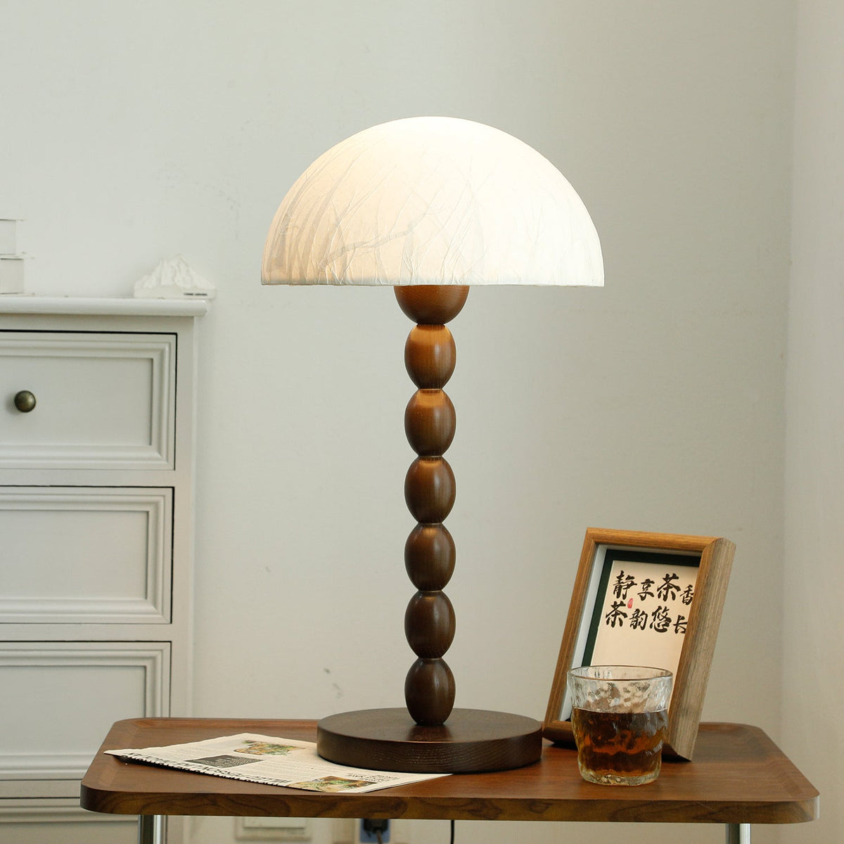 Veloin lámpara de mesa de madera y papel
