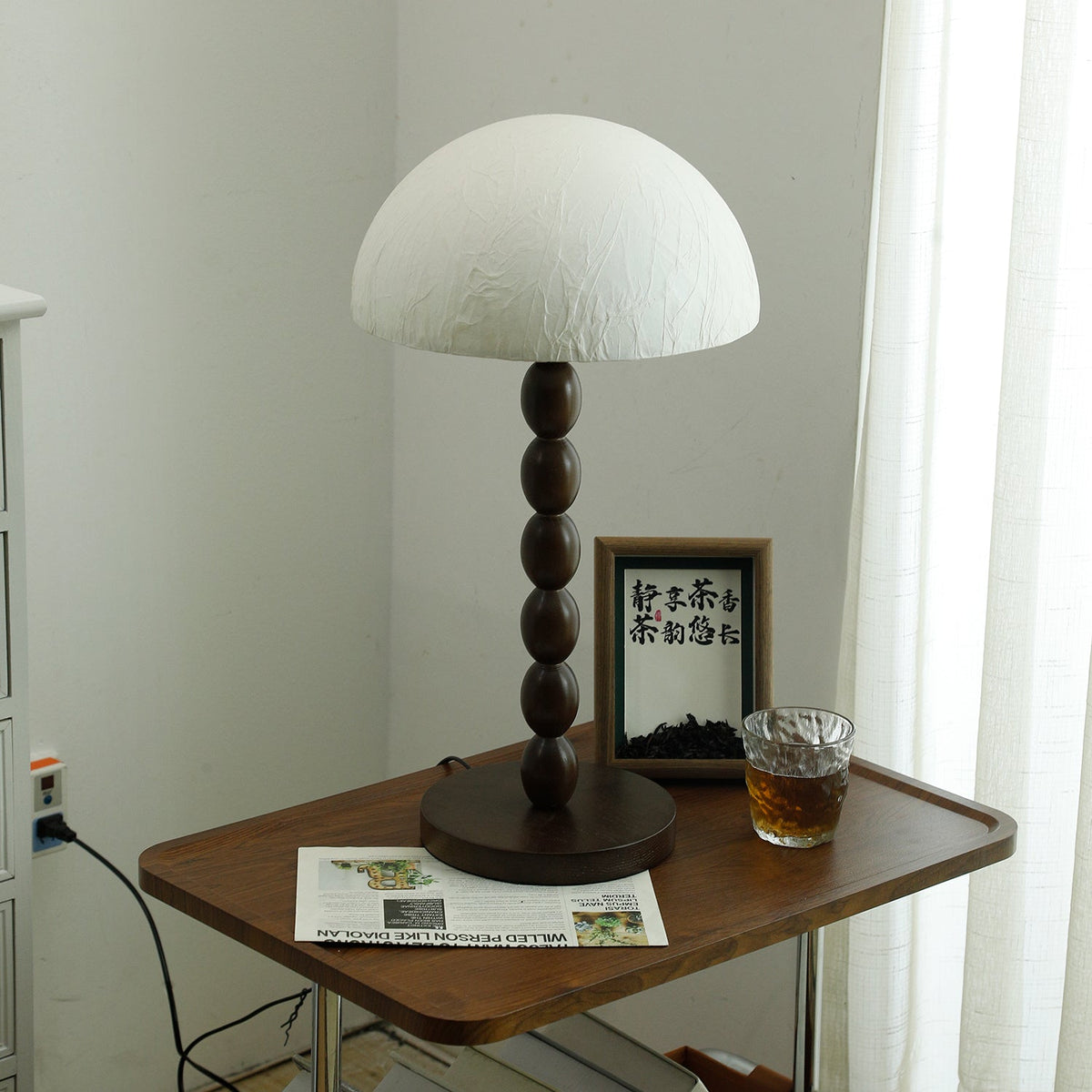 Veloin lámpara de mesa de madera y papel