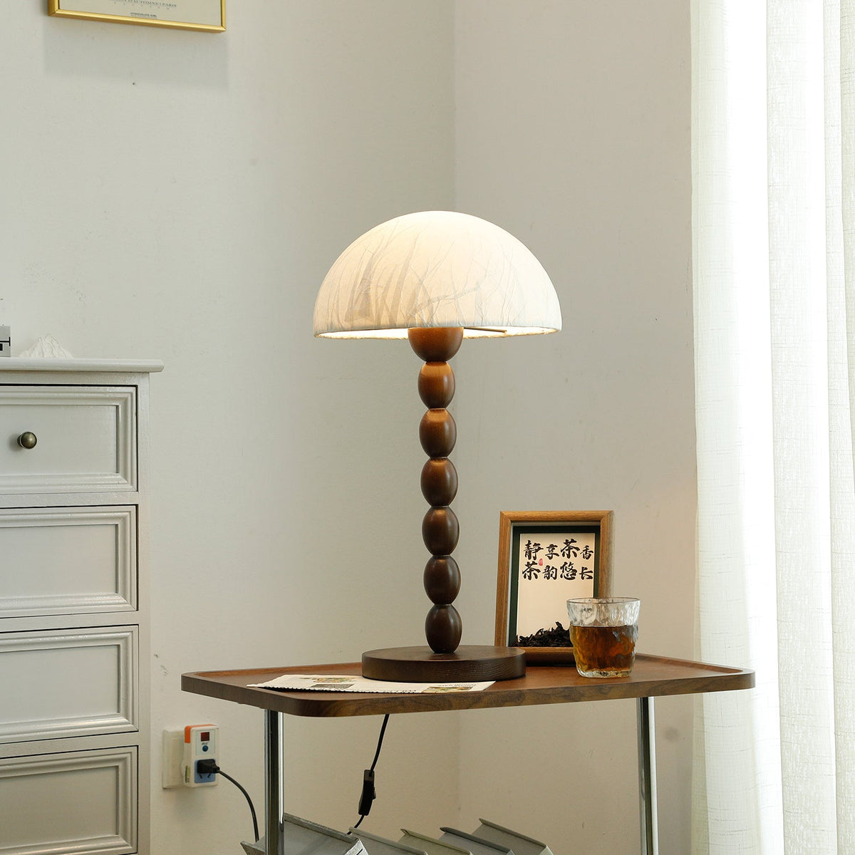 Veloin lámpara de mesa de madera y papel
