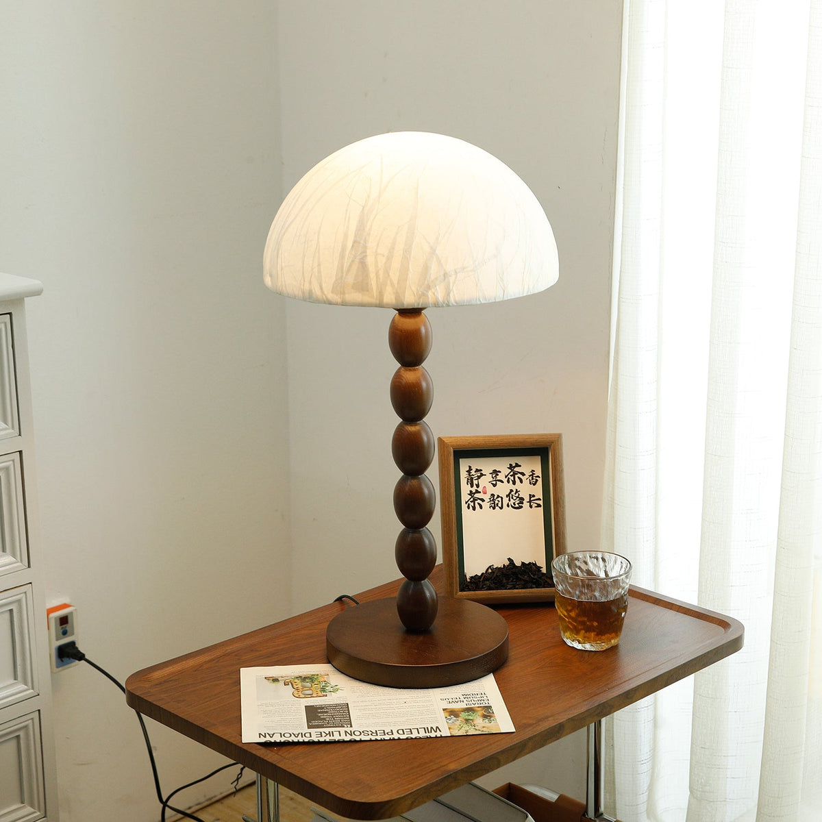 Veloin lámpara de mesa de madera y papel