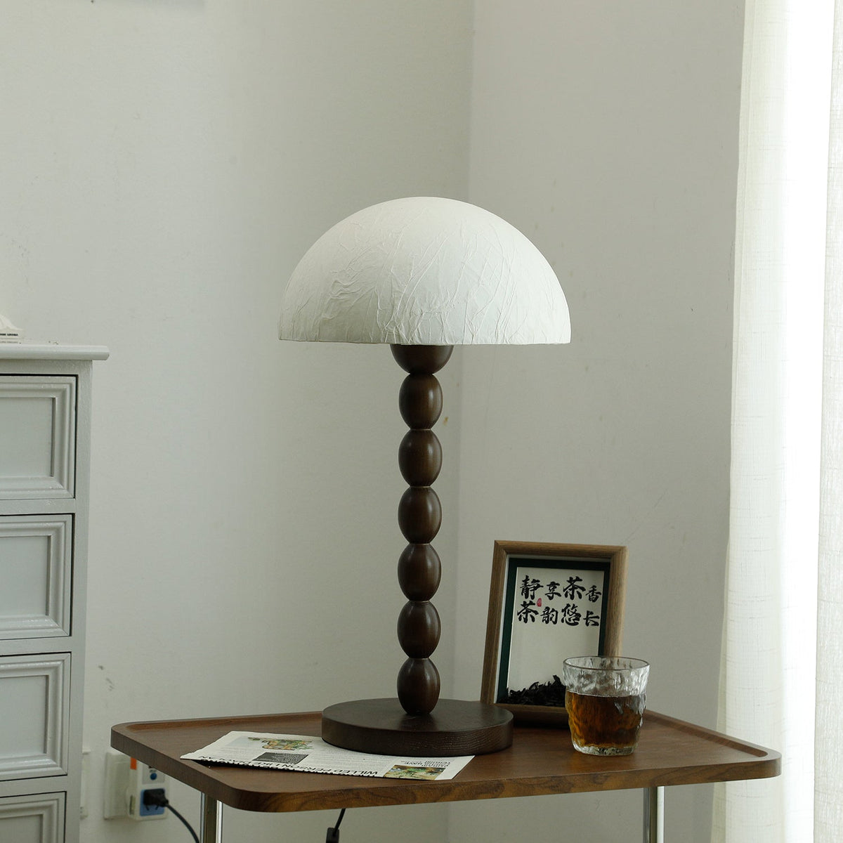 Veloin lámpara de mesa de madera y papel