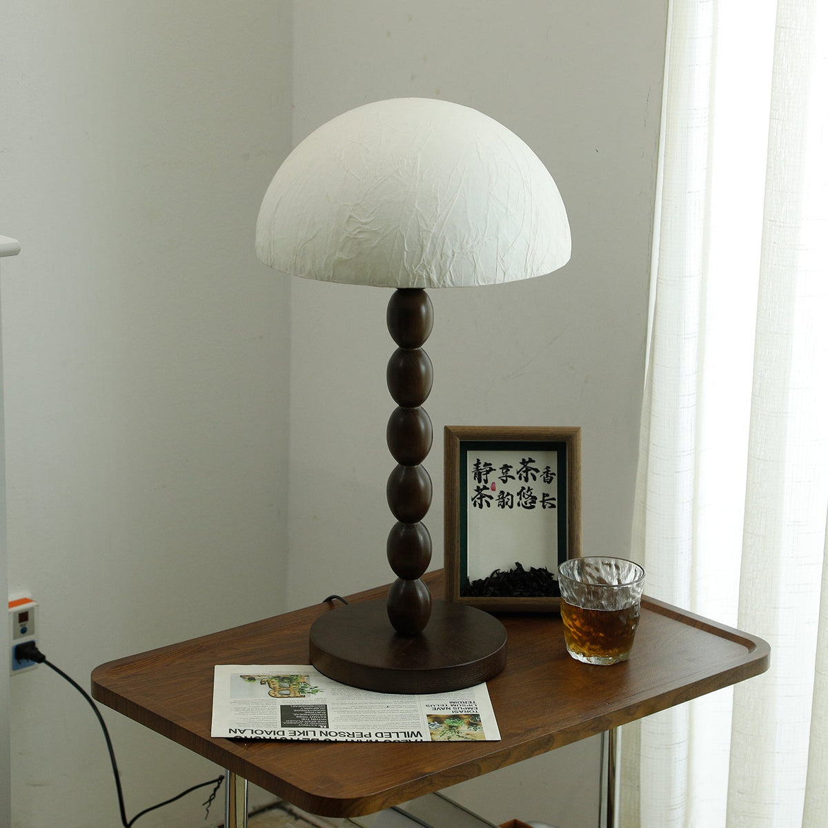 Veloin lámpara de mesa de madera y papel