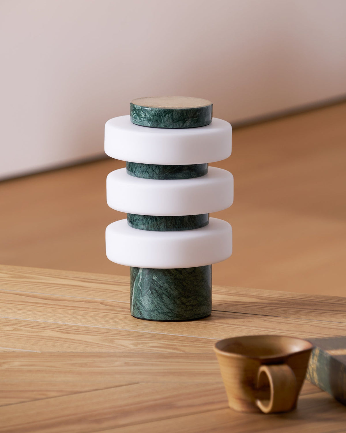 Thea lámpara de mesa moderna de travertino