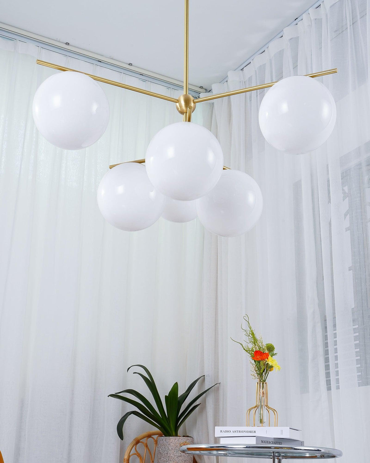 Casoella lámpara de araña esfera y tallo moderna dorada LED