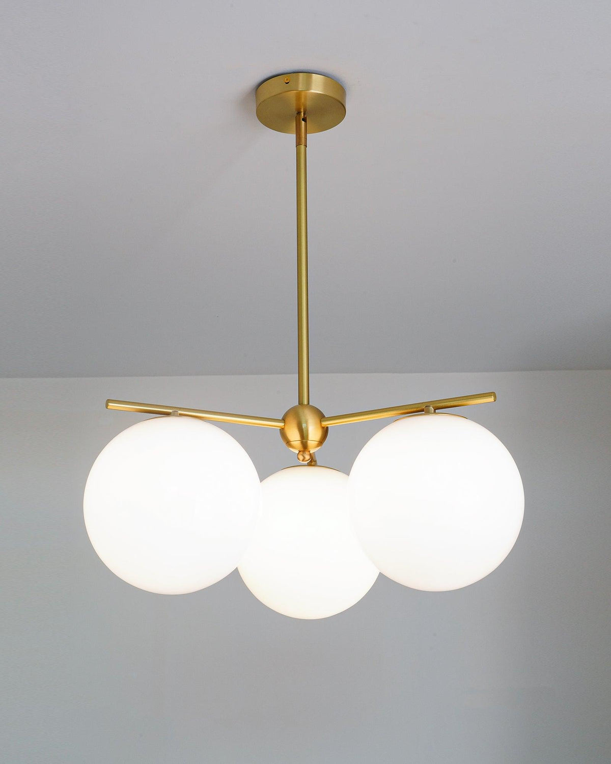Casoella lámpara de araña esfera y tallo moderna dorada LED