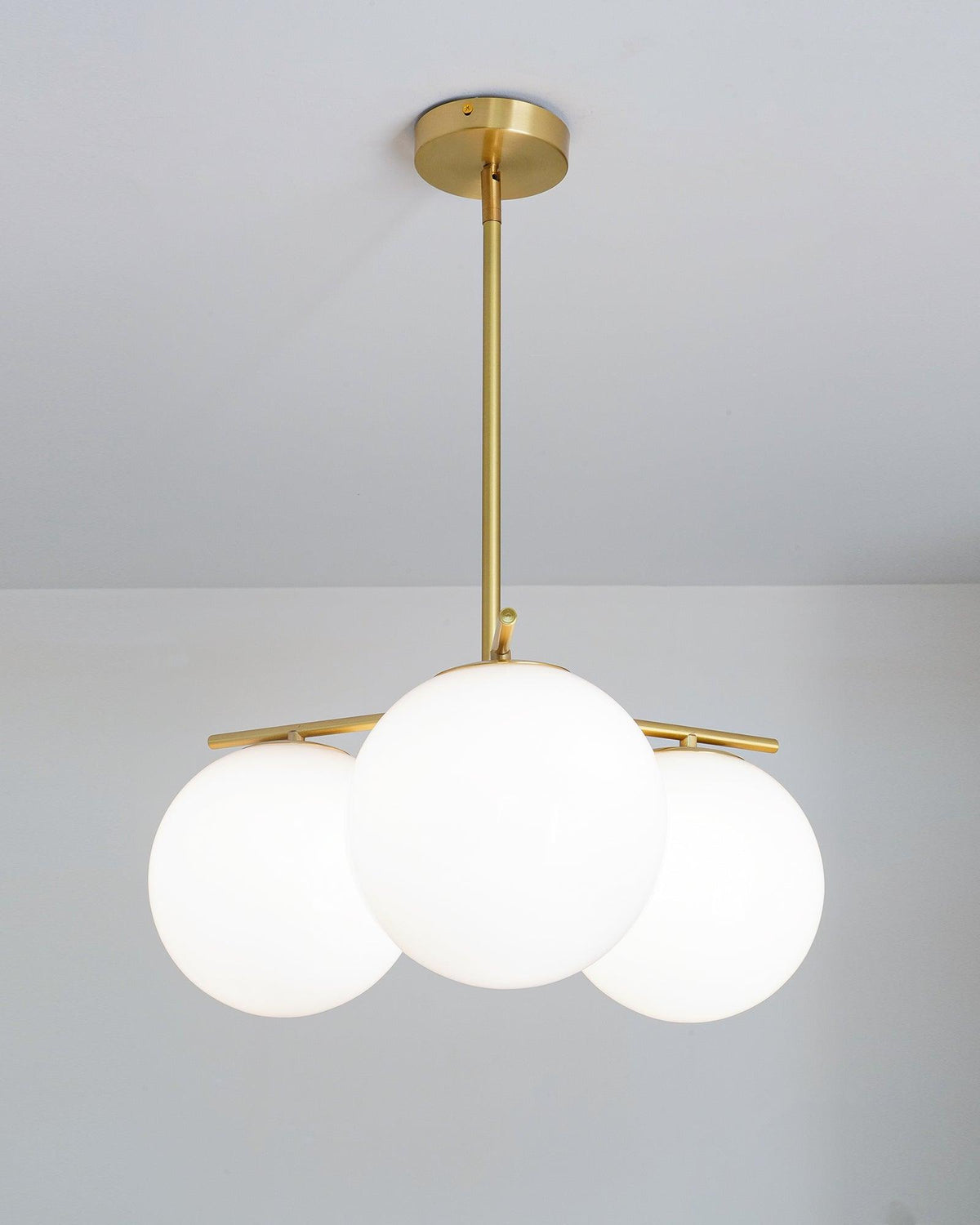 Casoella lámpara de araña esfera y tallo moderna dorada LED