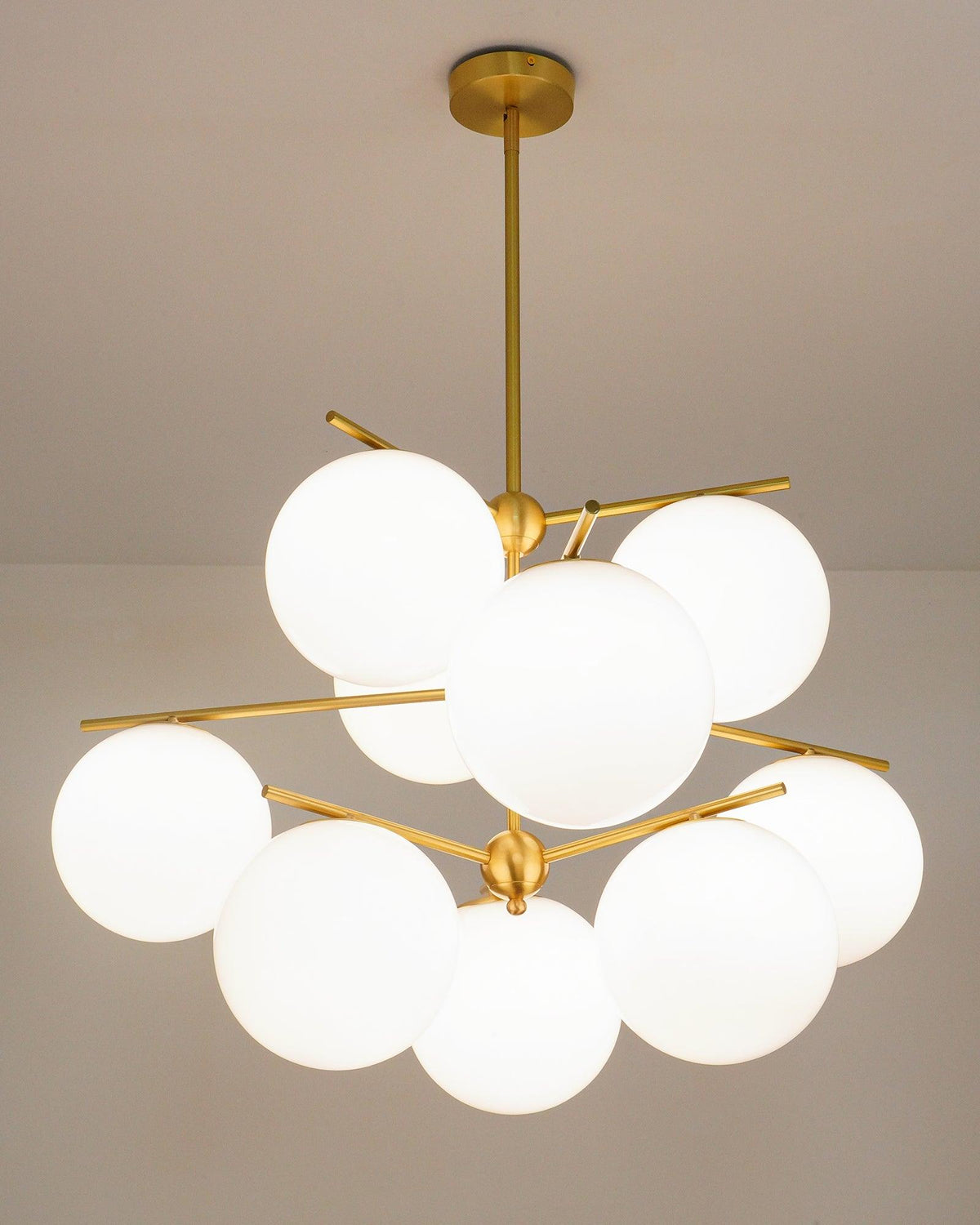 Casoella lámpara de araña esfera y tallo moderna dorada LED