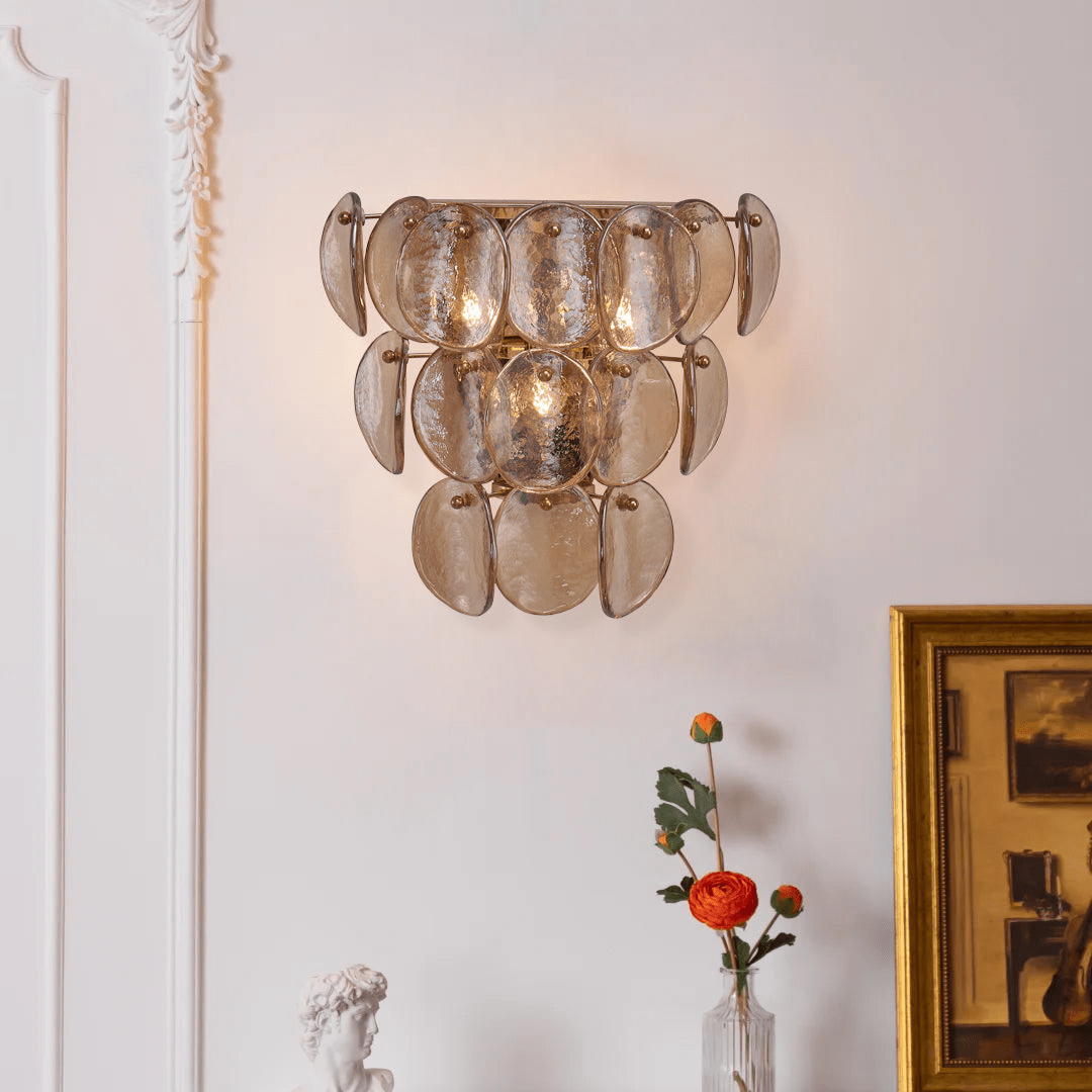 Velearia aplique de pared con discos de vidrio ámbar y patrón de escamas de pez en latón