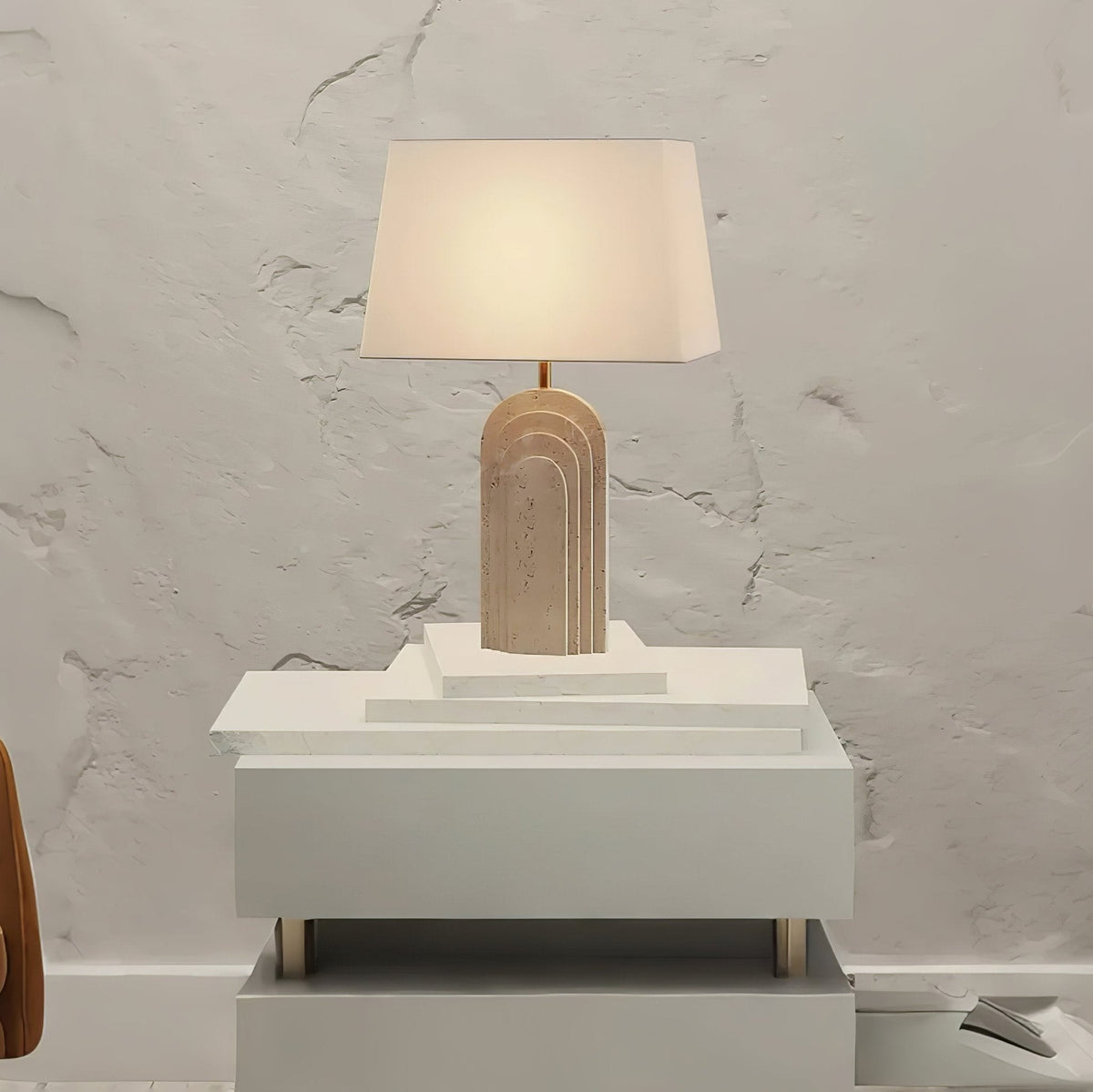 Seralira lámpara de mesa en travertino
