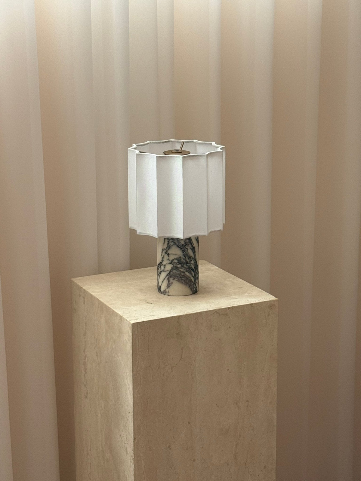 Serenity lámpara de mesa con pantalla de tejido plisado y base de mármol
